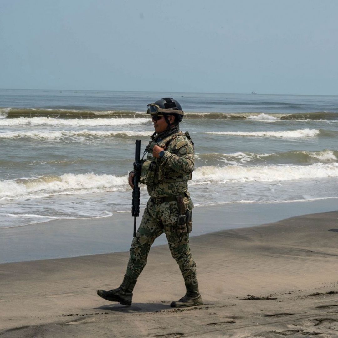 Genérica de elementos de la Secretaría de Marina (SEMAR) realizan recorridos de inspección en playas colindantes en Veracruz.